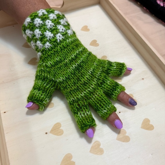 Peruvian Alpaca wool Purple and White Knit Gloves - Picture 4 of 4